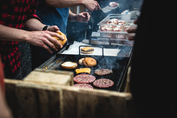 catering - eten barbecue vlees hamburger foodiesfeed.com__beef-burger-bbq.jpg