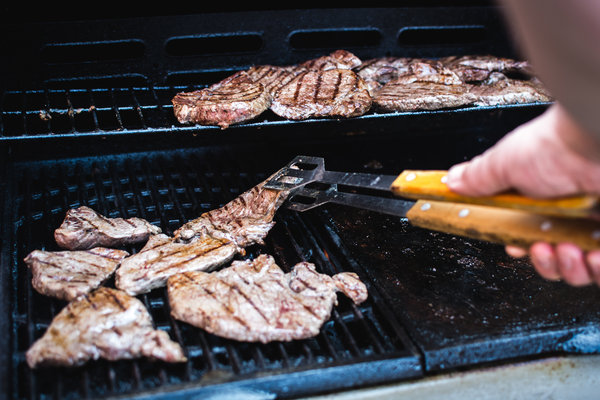 catering - eten barbecue vlees foodiesfeed.com_beef-steaks-barbeque.jpg