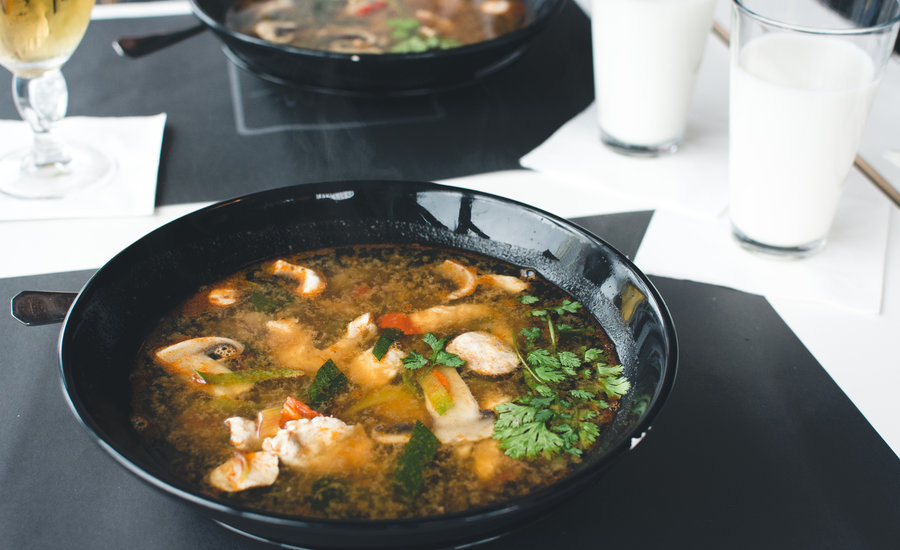 catering - eten soep groente peterselie foodiesfeed.com_thai-soup-1.jpg