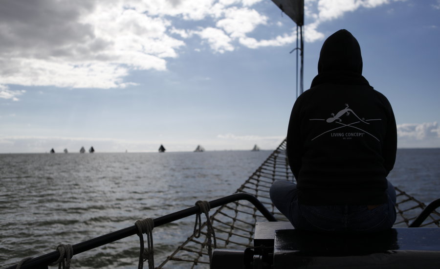 Silhouet op de boeg van de Novel